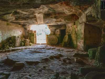 Le grotte pi� grandi erano adibite a palmenti per la pigiatura dell�uva, frantoi per la produzione di olio o molini per la lavorazione del grano